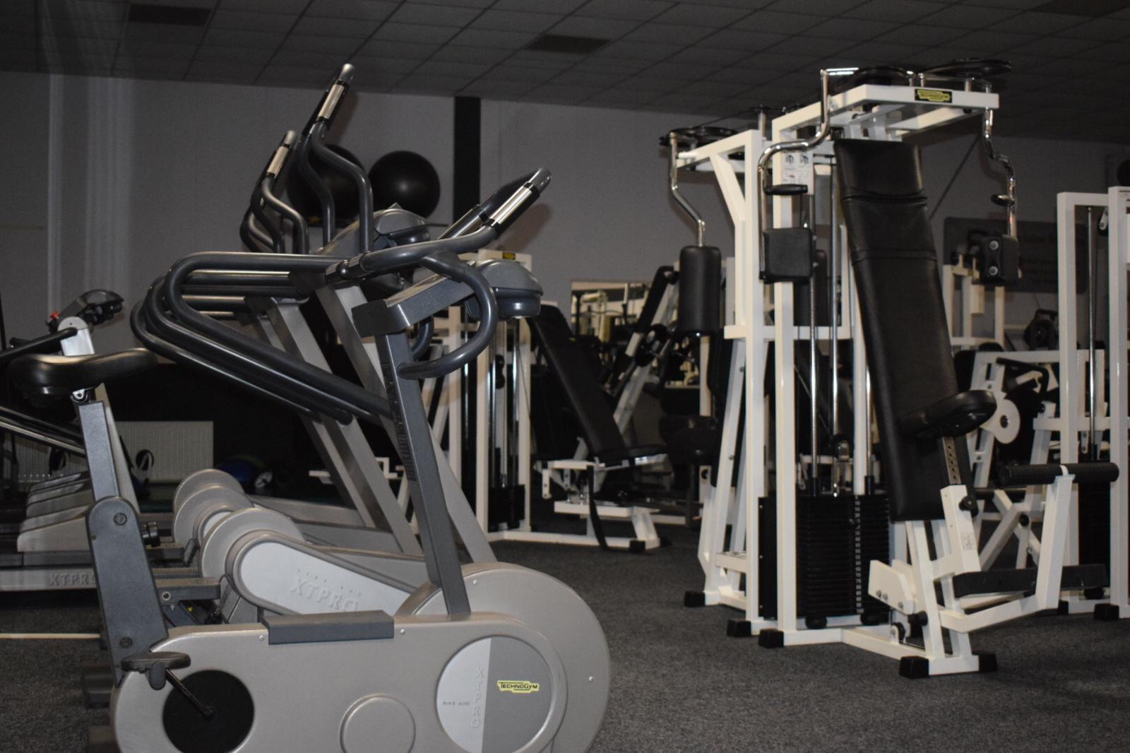 Cardio- en krachtapparatuur in de Donar-fitnessruimte