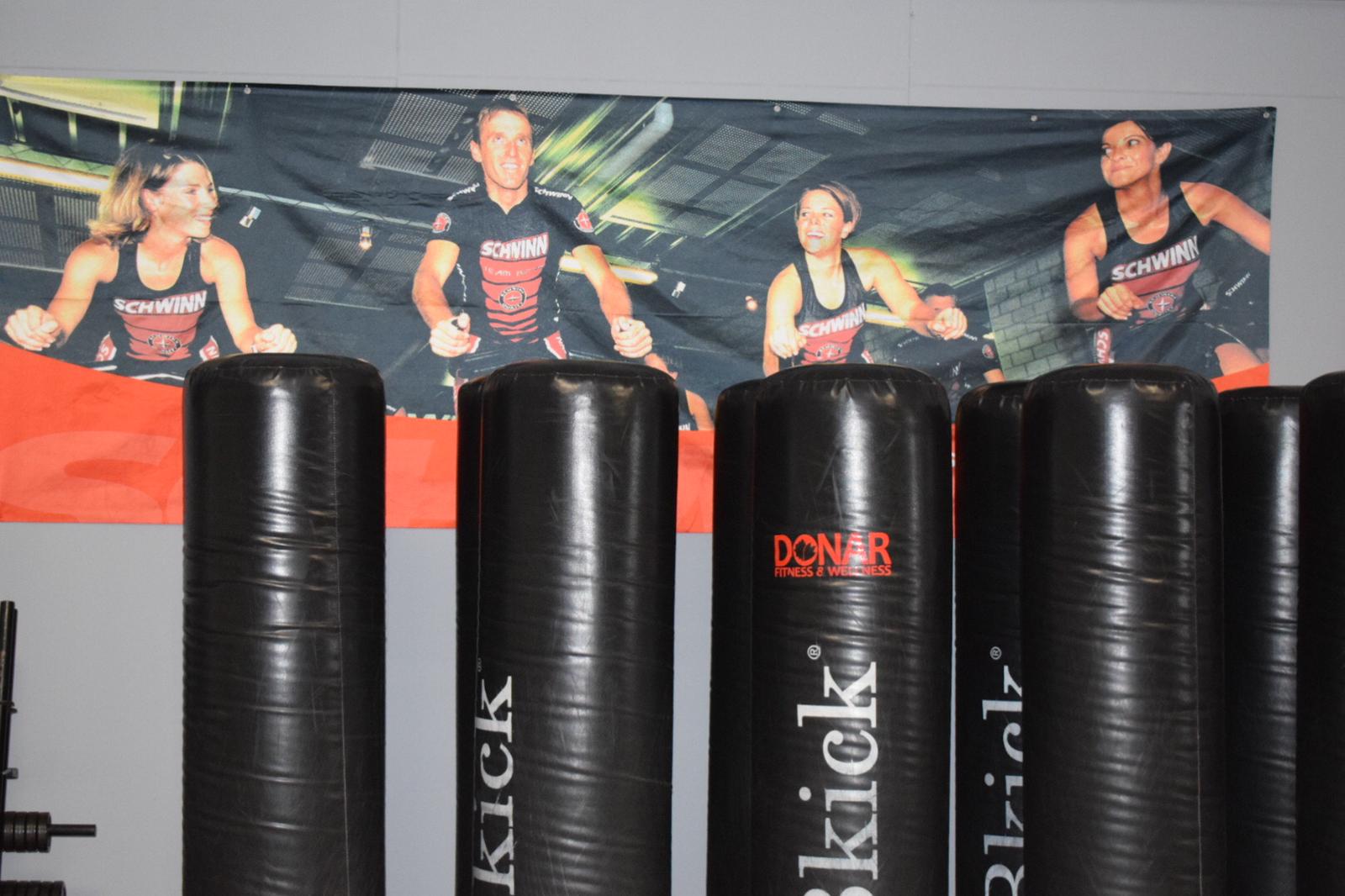 Trainingsmateriaal in een zaal bij Donar